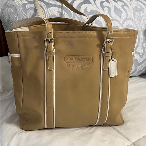 Coach Handbags - Coach Y2K Hampton Tote very good used condition!  Beautiful Leather!